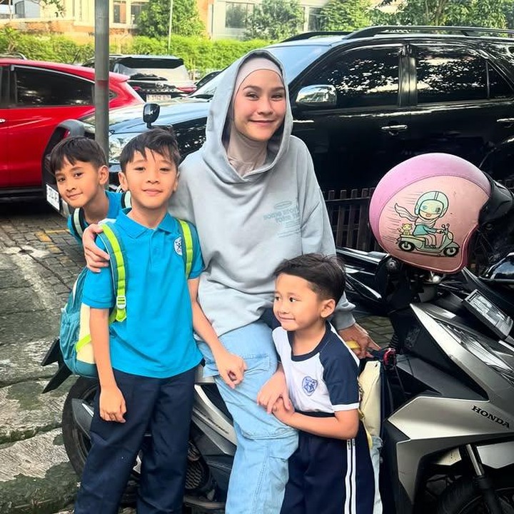 <p>Pasangan selebriti Zaskia Adya Mecca dan sutradara Hanung Bramantyo telah menikah sejak 2009 dan dikaruniai lima orang anak, yaitu Kana Sybilla, Kala Madali, Bhai Kaba, Bhre Kata, dan Bhaj Kama Bramantyo. Tahun ini, kelimanya kembali menjalani hari pertama sekolah dengan semangat yang berbeda-beda. &ldquo;Hari pertama sekolah selalu spesial. Dari &ldquo;@kana.sybilla bangun jam 6.30 dan <em>curly</em>-in rambut, @kalamadali enggak bisa tidur saking semangatnya, @bhaikaba bilang &lsquo;boleh enggak aku enggak masuk?&rsquo;, @bhrekata panik minta diantar sampai kelas, dan @bhajkama sibuk ngatur sarapan, lunch, sampai jemputan,&rdquo; tulis Zaskia yang mengatar anaknya naik motor ke sekolah. (Foto: Instagram @zaskiadyamecca)</p>