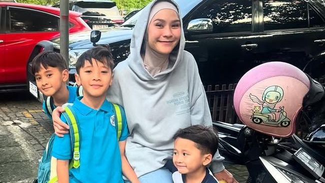 7 Potret Anak Artis Hari Pertama Masuk Sekolah, Ada yang Diantar Naik Motor