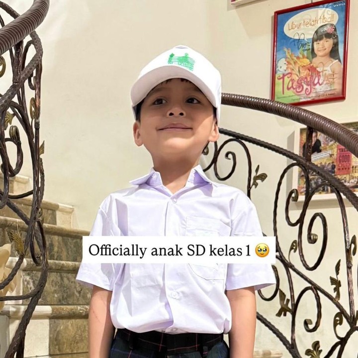 <p>Tasya Kamila dan Randi Bachtiar telah membina rumah tangga sejak 5 Agustus 2018. Dari pernikahan tersebut, mereka dikaruniai dua anak, yaitu Arrasya Wardhana Bachtiar dan Shafanina Wardhana Bachtiar. Tahun ini menjadi momen bersejarah bagi Arrasya yang resmi menjadi siswa kelas 1 SD. "Resmi jadi anak SD kelas 1,&rdquo; tulis Tasya melalui <em>story</em> Instagramnya, Senin (14/07/2025). (Foto: Instagram @tasyakamila)</p>