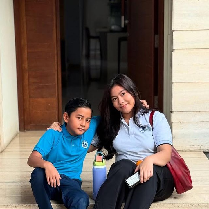 <p>Meisya Siregar juga tak mau ketinggalan mengabadikan momen hari pertama anak-anaknya sekolah. Di awal tahun ajaran baru, dua dari ketiga anak Meisya kembali ke sekolah. &ldquo;Selamat kembali ke sekolah! @songlouisa__ resmi masuk SMA!!! Bambang sudah kelas 3!!! Bismillah... semoga tahun ajaran baru makin seru dan menyenangkan. Semangat menjalani babak baru ya, Nak. <em>Barakallah fii ilmi,</em>" tulis Meisya melalui Instagramnya. (Foto: Instagram @meisya_siregar)</p>
