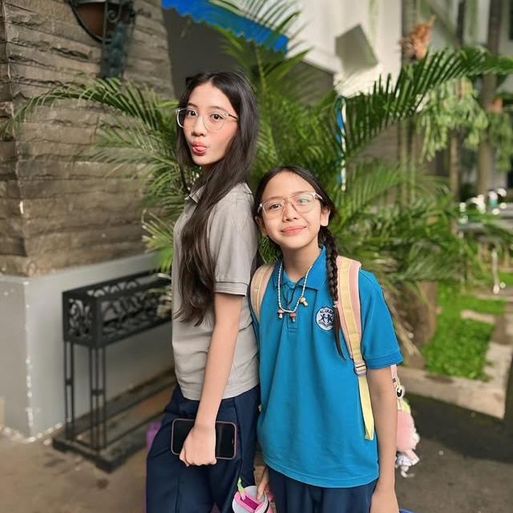 <p>Fanny Fabriana dan Zacky Badruddin telah membangun rumah tangga yang harmonis sejak 2011. Pasangan ini punya empat anak, yakni Kimora, Kaiza, Dylan, dan sang bungsu Zayne. Di momen hari pertama sekolahnya, dua putrinya, Kimora dan Kaiza, tampil penuh semangat meski sang adik, Dylan, tengah dirawat di rumah sakit. &ldquo;Hari pertama sekolah setelah libur panjang. Kimora dan Kaiza semangat bangun pagi dan <em>excited</em> ketemu temen-temen dan gurunya&hellip; Doain Dylan cepet sembuh ya, Kakak Kim &amp; Kai semangat terus sekolahnya,&rdquo; tulis Fanny lewat Instagramnya, Kamis (10/07/2025). (Foto: Instagram @fannyfabriana)</p>