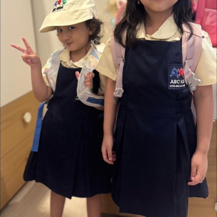 <p>Adzana Bing Slamet dan Rizky Alatas juga mengunggah momen anak-anaknya hari pertama sekolah. Dari foto yang diunggah, dua putri Adzana bernama Aleena Kyna dan Kyna Zayna tampak rapi dengan seragam sekolahnya dan penuh semangat. &ldquo;Hari pertama sekolah,&rdquo; tulis Rizky melalui <em>story</em> Instagramnya, Senin (14/07/2025). (Foto: Instagram @rizkyalatas)</p>