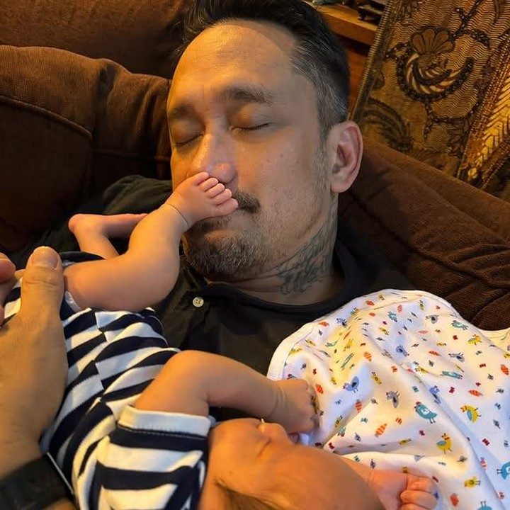 <p><em>Baby</em> Noa pun kembali mencuri perhatian dengan gaya tidurnya yang unik dan lucu. Dalam foto ini, kakinya tampak &lsquo;mendarat&rsquo; tepat di wajah sang kakek tercinta, Tora Sudiro. "Yak tendangan si madun nih...GOALLL," tulis Tora sebagai keterangan fotonya. (Foto: Instagram @t_orasudi_ro)</p>