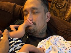 Tora Sudiro Girang Banget Dapat Giliran Ketemu Cucu