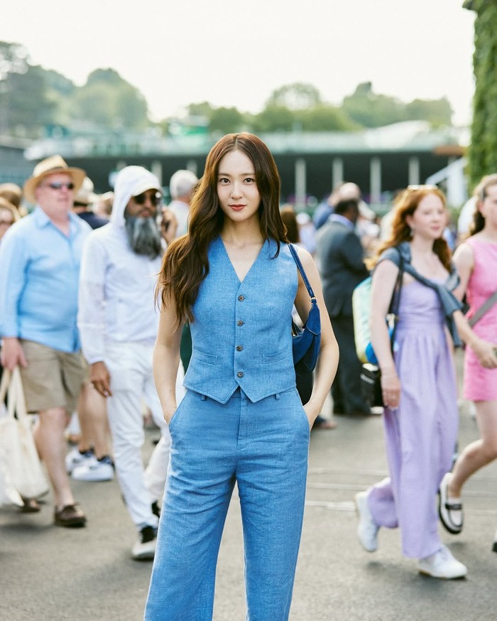 Aura mahal Krystal Jung yang memancar dalam balutan pakaian santai tak luput dari perhatian publik. Sang idol-aktris untuk kesekian kalinya membuat publik terpukau akan kecantikannya yang menawan./ Foto: instagram.com/cosmopolitankorea