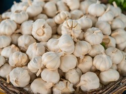 Harga Sembako Jogja Hari Ini 14 Juli 2025: Bawang Putih Turun, Cabai Melesat!