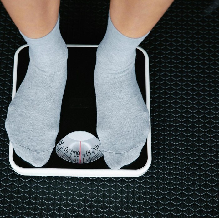 Konsumsi soda yang tinggi gula dapat meningkatkan asupan kalori tanpa memberi rasa kenyang sehingga berisiko menyebabkan kenaikan berat badan.