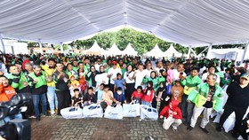 Pertamina Bagikan Seragam Anak Sekolah, Ringankan Beban Pengemudi Ojek