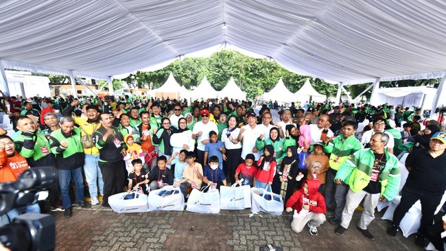 Pertamina salurkan seribu seragam dan perlengkapan sekolah untuk anak pengemudi ojol dan opang melalui program Sesama, bertujuan meringankan biaya pendidikan.