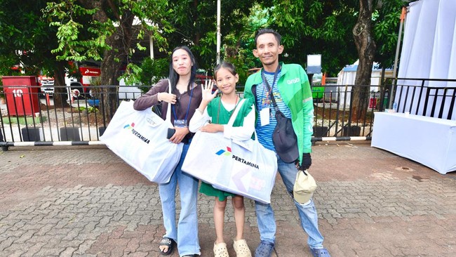 Pertamina lewat program Sesama menyalurkan perlengkapan sekolah untuk anak pengemudi ojek dengan memberdayakan UMKM lokal untuk memenuhi kebutuhan program ini.