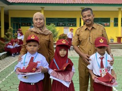 Bupati Soppeng Bagikan 5.043 Seragam Sekolah Gratis untuk Siswa SD-SMP