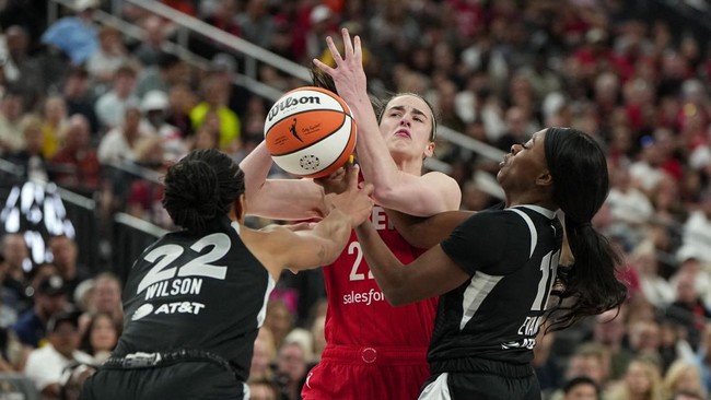 Caitlin Clark muncul sebagai sosok bintang baru di WNBA. Namun kemunculannya disertai berbagai tekanan dan hal-hal yang menyulitkan untuknya.