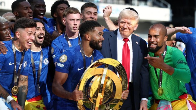 Cole Palmer bingung melihat Donald Trump tetap di panggung saat Chelsea merayakan kemenangan Piala Dunia Antarklub 2025.