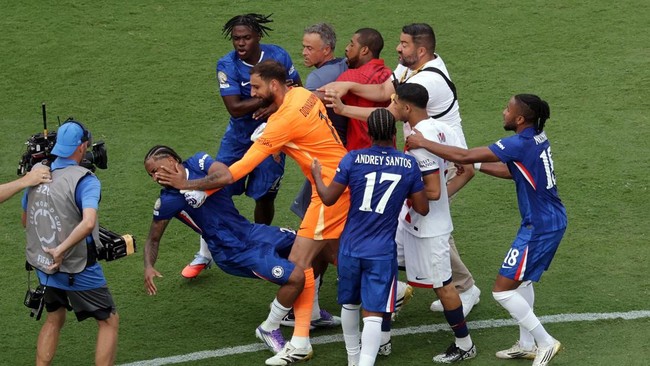 Laga Chelsea vs PSG di final Piala Dunia Antarklub berujung rusuh di akhir pertandingan dan Luis Enrique menyerang Joao Pedro dengan mencekik leher