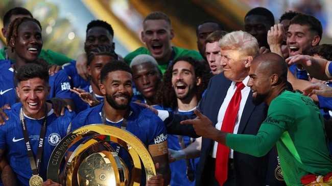 Presiden Amerika Serikat Donald Trump menonton langsung laga final Piala Dunia Antarklub 2025 antara Chelsea vs PSG yang dipimpin wasit Iran, Alireza Faghani.