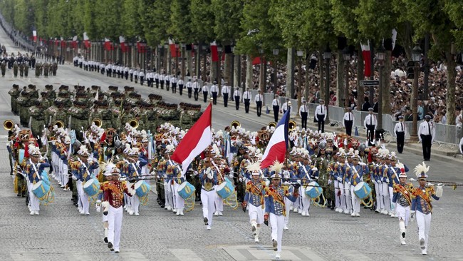TNI Unjuk Gigi di Bastille Day, 'Maju Tak Gentar' Bergema di Paris Kontingen Indonesia tampil di Bastille Day 2025 di Paris. Presiden Prabowo Subianto hadir sebagai tamu kehormatan.