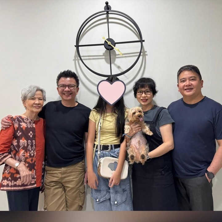 <p>Momen kepulangan kali ini bukan cuma soal liburan, tapi juga jadi ajang temu kangen yang penuh haru. Aisha disambut hangat oleh keluarga besar di Jakarta, dengan senyuman bahagia dan rasa syukur yang tak terbendung. (Foto: Instagram @denadaindonesia)</p>