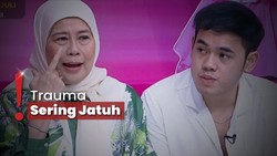 img-title Mata Kanan Alami Kebutaan, Dewi Yull Harus Digandeng saat Jalan