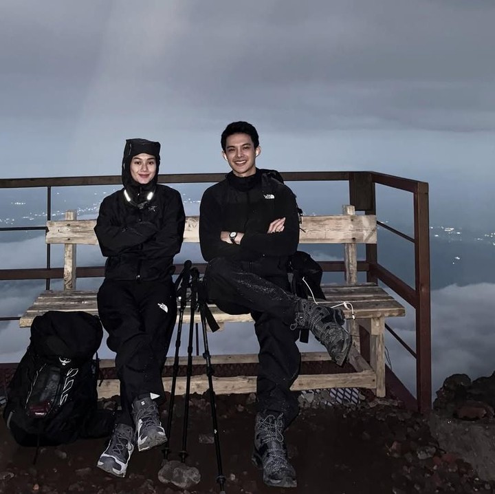 <p>Sementara itu, Dinda merayakan <em>anniversary</em> dengan mengunggah video <em>fit check</em> mendaki gunung bersama sang suami. &ldquo;<em>Mountain date</em> untuk saling merayakan #5thanniversary Bismillah 3776mdpl,&rdquo; tulisnya, dikutip dari laman Instagram&nbsp;<em>@dindahw.</em> (Foto: Instagram@rey_mbayang)</p>