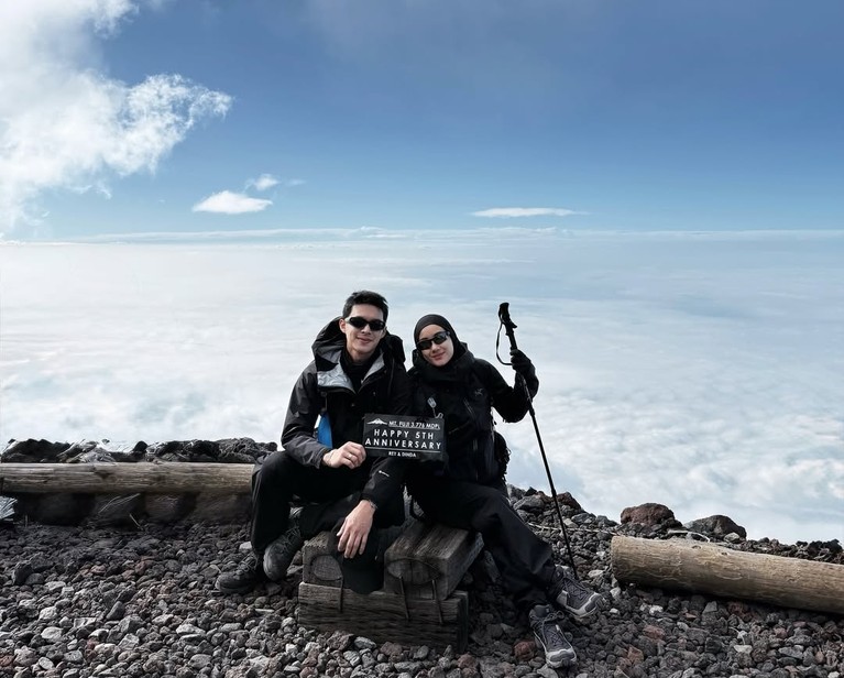 Dinda Hauw dan Rey Mbayang Dinda Hauw dan Rey Mbayang