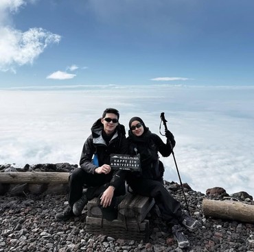 7 Potret Beda Rey Mbayang & Dinda Hauw Rayakan Anniv 5 Tahun Naik Gunung Fuji