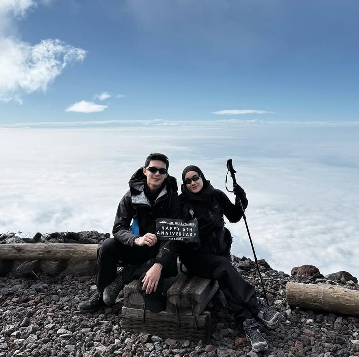 <p>Pasangan yang menikah pada 10 Juli 2020 itu diketahui baru saja mendaki Gunung Fuji untuk merayakan ulang tahun pernikahan mereka, Bunda. Momen itu dibagikan langsung oleh Rey melalui beberapa foto yang diunggah di akun Instagram.&nbsp;(Foto: Instagram@rey_mbayang)</p>