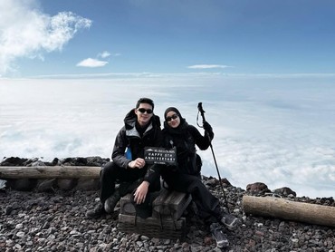 7 Potret Beda Rey Mbayang & Dinda Hauw Rayakan Anniv 5 Tahun Naik Gunung Fuji