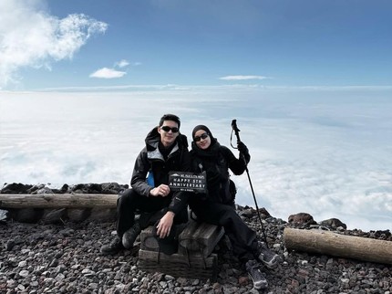 Dinda Hauw & Rey Mbayang Mountain Date ke Gunung Fuji untuk Rayakan Ultah Pernikahan Ke-5