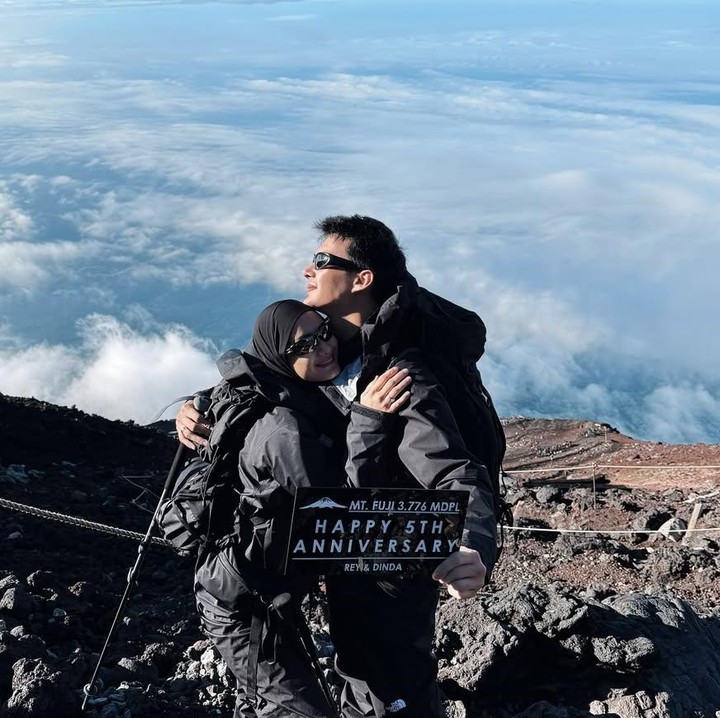 <p>Ia pun menuliskan <em>caption</em> manis untuk memperingati hari spesial mereka. &ldquo;<em>A&nbsp;climb to remember </em>(pendakian yang tak terlupakan)<em>,</em>&rdquo; tulis Rey, dikutip dari laman Instagram <em>@rey_mbayang</em>, Senin (14/7/2025).&nbsp;(Foto: Instagram@rey_mbayang)</p>