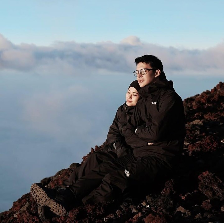 <p>Pria 26 tahun ini juga menuliskan ucapan menyentuh untuk sang istri, lho. &ldquo;Bukan puncak Fuji nya yang jadi cerita, tapi cara kita untuk saling menemani di setiap langkah. Selamat 5 tahun pernikahan istriku. Semoga perayaan kecil-kecilan ini akan selalu berkesan dan teringat.&rdquo;&nbsp;(Foto: Instagram@rey_mbayang)</p>
