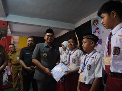 Penuhi Janji, Faiz-Suyono Beri Seragam Gratis ke 22,5 Ribu Siswa Batang