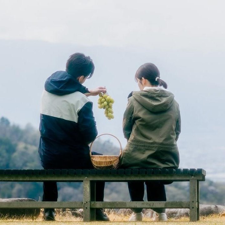 <p>Belum lama ini, Fuka dan Takeru pun kompak membagikan beberapa foto di balik layar untuk mempromosikan drama mereka. <em>Postingan</em> itu langsung diramaikan komentar para penggemar yang memuji drama mereka. &ldquo;Aku menonton versi Korea sebelumnya, tapi Fuka-chan &amp; Takeru-kun lebih baik,&rdquo; tulis akun <em>@kaokaok****.</em> &ldquo;Menantikan besok. Udah gak sabar nunggu tiap Jumat,&rdquo; tulis akun <em>@ai_fuka****.&nbsp;</em>(Foto: Instagram@fuka_koshiba_official)</p>