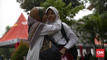 FOTO: Haru Biru Melepas Siswa ke Sekolah Rakyat Jakarta