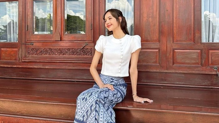 Get The Look: Gaya Chic & Feminin Ala Lisa BLACKPINK untuk Liburan