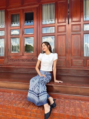 Get The Look: Gaya Chic & Feminin Ala Lisa BLACKPINK untuk Liburan
