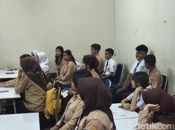 Hari Pertama Sekolah, SMAN 1 Bandung Kekurangan Meja dan Kursi