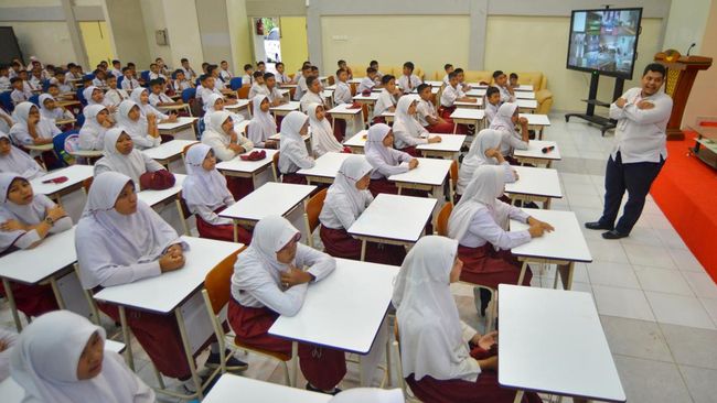 Sekolah Rakyat tahun ajaran baru 2025-2026 mulai dilaksanakan pada Senin (14/7). Lantas, apa beda Sekolah Rakyat dan sekolah biasa?