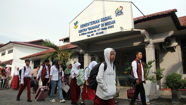 Sekolah Rakyat Dibuka, Siswa dan Orang Tua Senang Tidak Dibebani Biaya Sekolah Rakyat disambut antusias oleh siswa dan orang tua yang merasa terbantu meringankan beban biaya pendidikan sekolah.