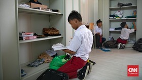 Suasana haru menyelimuti peluncuran hari pertama Sekolah Rakyat Menengah Pertama (SRMP) Sentra Handayani tahun ajaran 2025/2026. Para orang tua dengan wajah penuh emosi melepas putra-putri mereka yang akan menjalani pendidikan berasrama di sekolah te