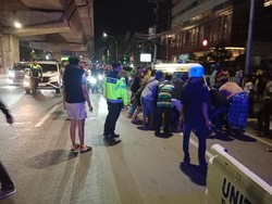 Pikap Angkut Pepaya Terbalik di Jalan AP Pettarani Makassar gegara Pecah Ban