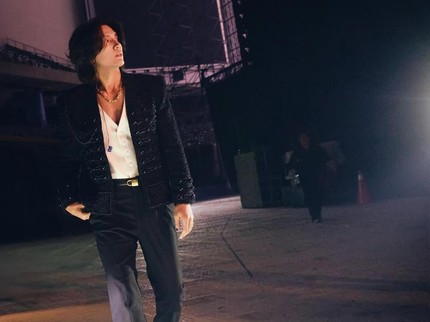 Wajah Sendu Jerry Yan saat Kunjungi Makam Barbie Hsu Lawan Mainnya di Meteor Garden