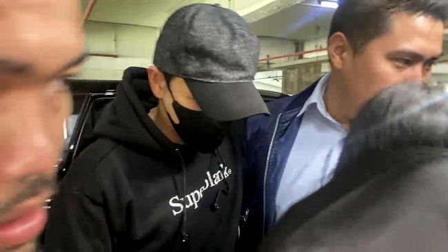 Pengacara beber kondisi kesehatan terbaru Jonathan Frizzy setelah aktor itu ditahan buntut dugaan vape isi obat keras.