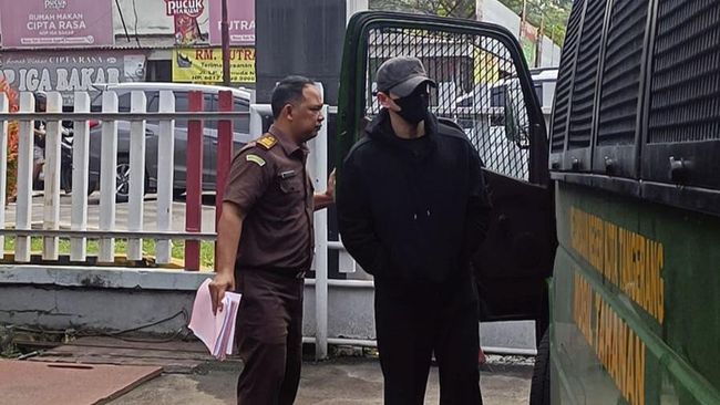 Aktor Jonathan Frizzy atau yang akrab disapa Ijonk kembali menjalani sidang kasus vape berisi zat etomidate di Pengadilan Negeri Tangerang, Banten, Rabu (17/9).
