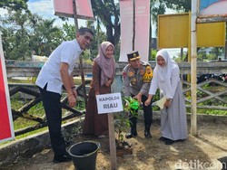 Kapolda Riau Kunjungi SMK di Hari Pertama Sekolah, Ajak Siswa Tanam Pohon