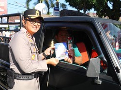Senangnya Warga Magetan Dapat Bunga-Coklat Saat Berlalu Lintas