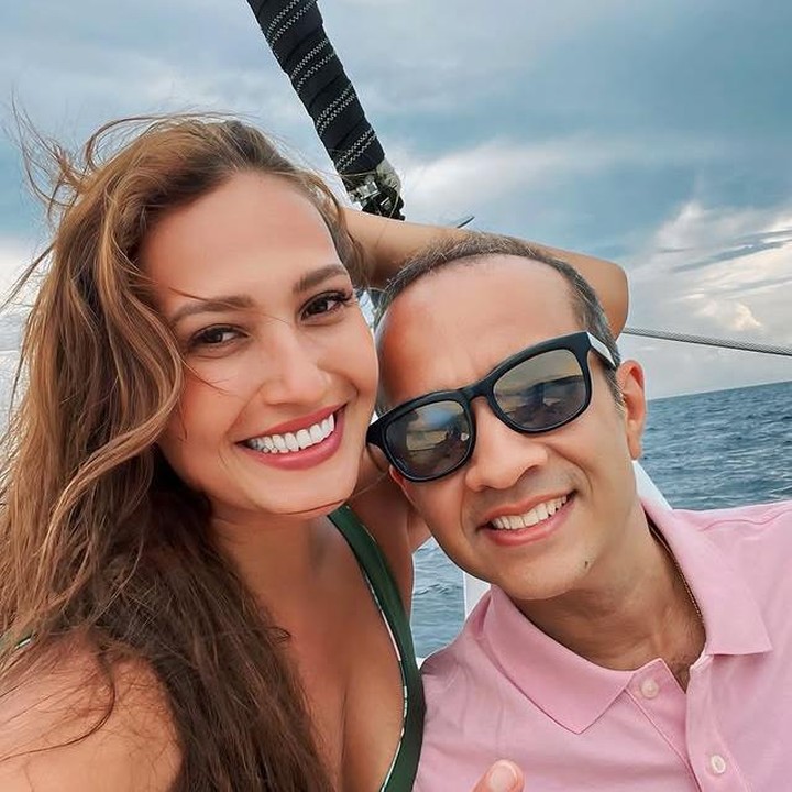 <p>Dalam salah satu unggahannya, Karenina membagikan <em>selfie</em> santai di atas kapal bersama sang suami. Momen keduanya tampak hangat, seolah menegaskan cinta yang tetap kuat meski waktu terus berjalan. (Foto: Instagram @kareninaanderson)</p>