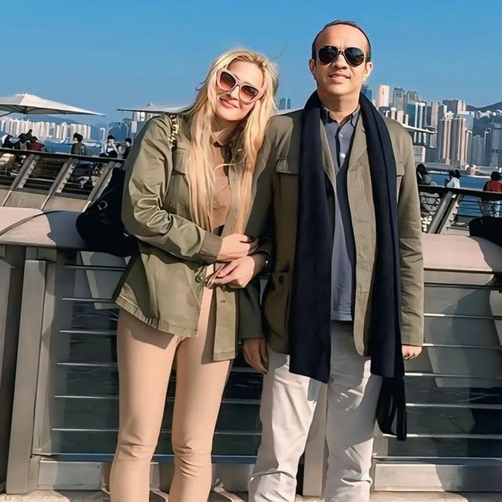 <p>Karenina dan Kamal tampak bergandengan tangan dengan sang suami. Setelah 16 tahun menikah, kemesraan mereka tetap terlihat seperti pasangan yang baru jatuh cinta, ya, Bunda. (Foto: Instagram @kareninaanderson)</p>