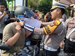 Operasi Patuh Semeru, Satlantas Sidoarjo Bagi-bagi Helm untuk Pengendara