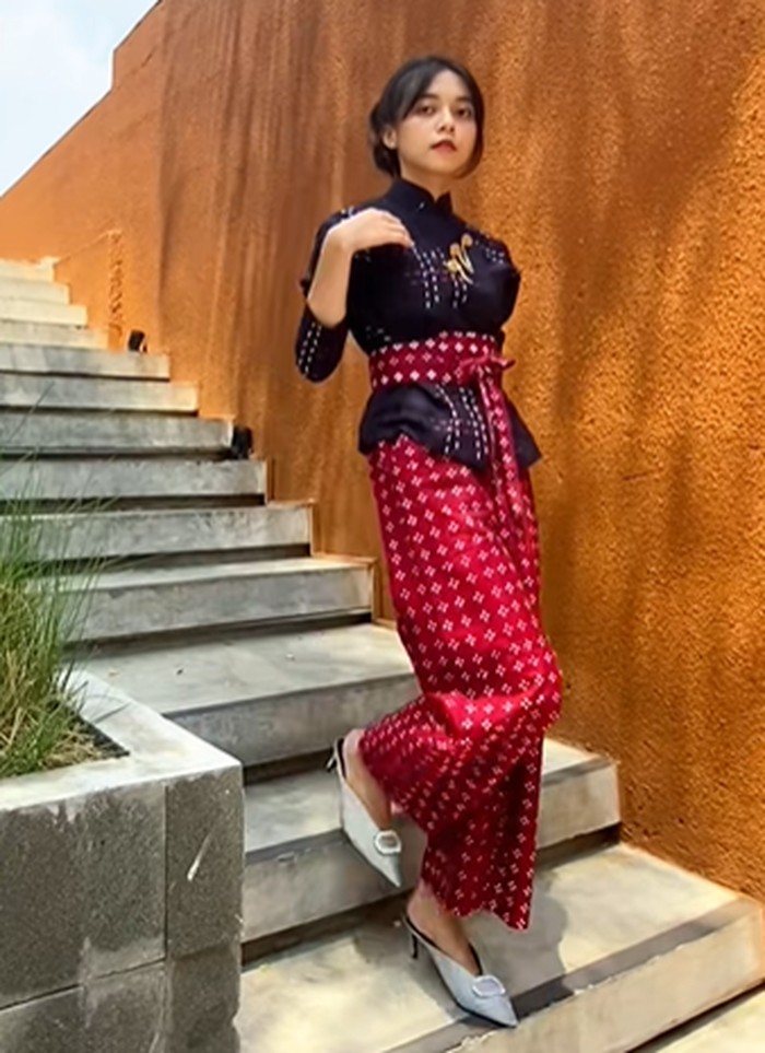 Kebaya Janggan Motif Dot dengan Obi Merah dan Celana Kulot/Foto: tiktok.com/riskavebrie