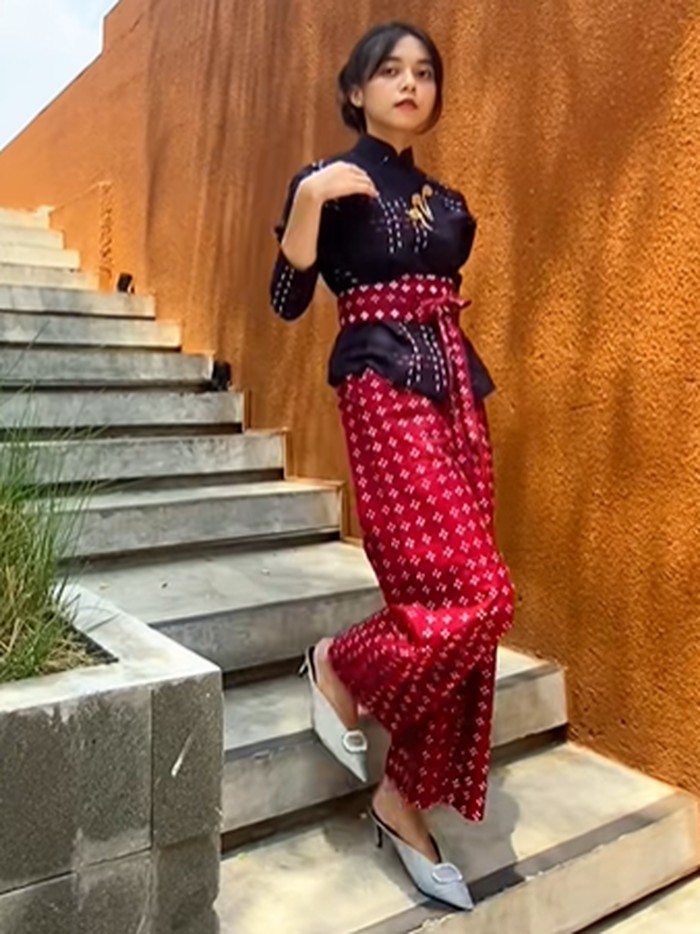 Kebaya Janggan Motif Dot dengan Obi Merah dan Celana Kulot/Foto: tiktok.com/riskavebrie